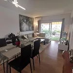 Corner Penthouse Sleeps 4 With Parking Apartmán